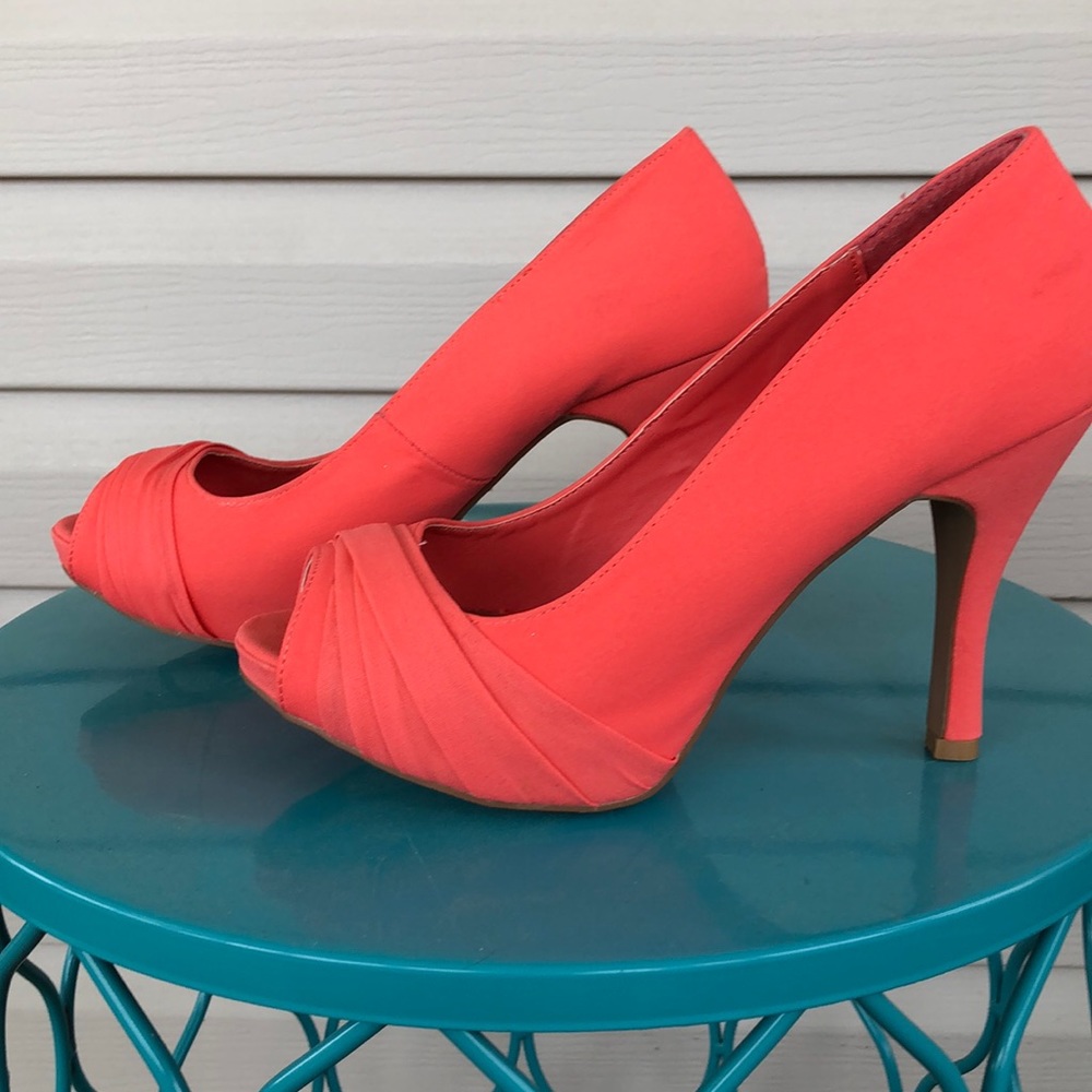 NEW Hot coral heels